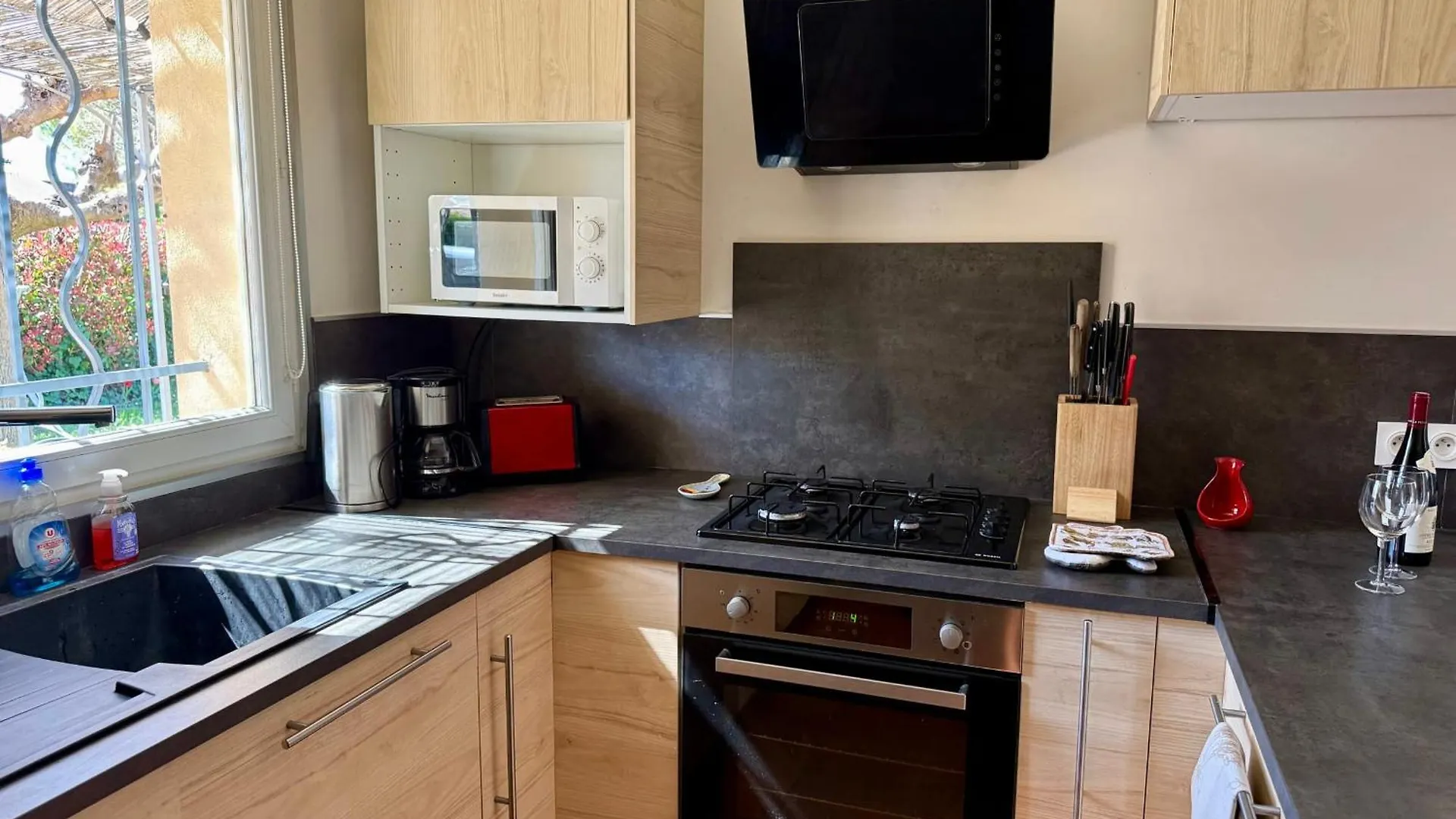 Holiday home Air-Conditioned House With Private Garden In Le Thor Pets Are Welcome