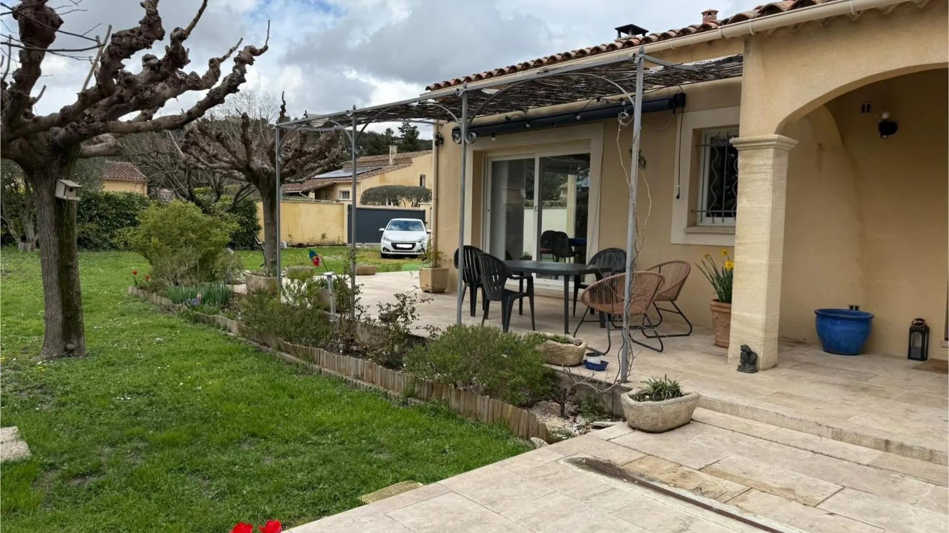 Air-Conditioned House With Private Garden In Le Thor Pets Are Welcome Holiday home