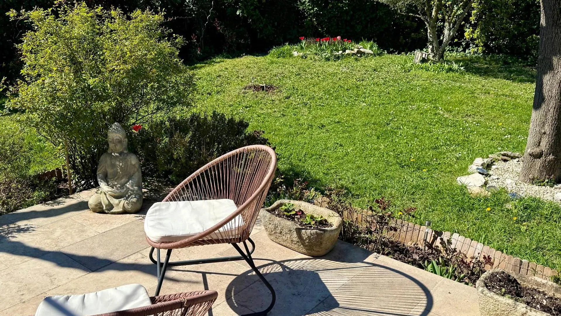 Air-Conditioned House With Private Garden In Le Thor Pets Are Welcome
