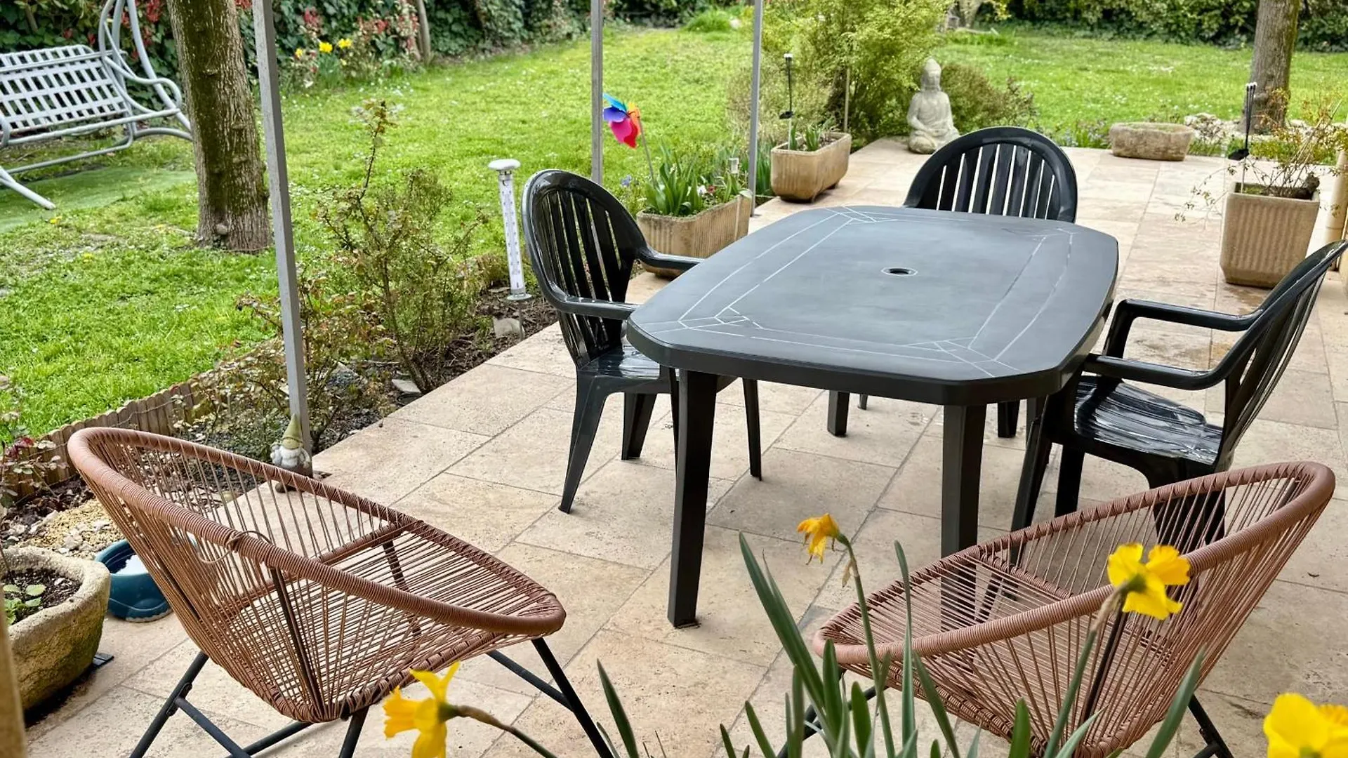 Holiday home Air-Conditioned House With Private Garden In Le Thor Pets Are Welcome